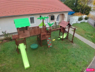 LUXUS játszóvár pálmafákkal és nyugágyakkal