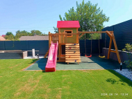 Óriás kuckó alakú erkéllyel mászó fallal és hintával