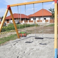 Hintaállvány egy baba- és egy laphintával