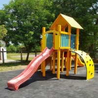 Mempys három tornyos vár íves mászó fallal és alagúttal