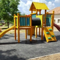 Mempys három tornyos vár íves mászó fallal és alagúttal