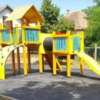 Mempys három tornyos vár íves mászó fallal és alagúttal