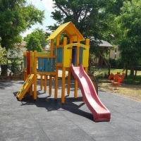 Mempys három tornyos vár íves mászó fallal és alagúttal