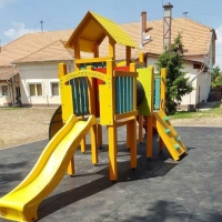 Mempys három tornyos vár íves mászó fallal és alagúttal